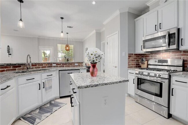 Building Photo - 1705 Azalea Dr