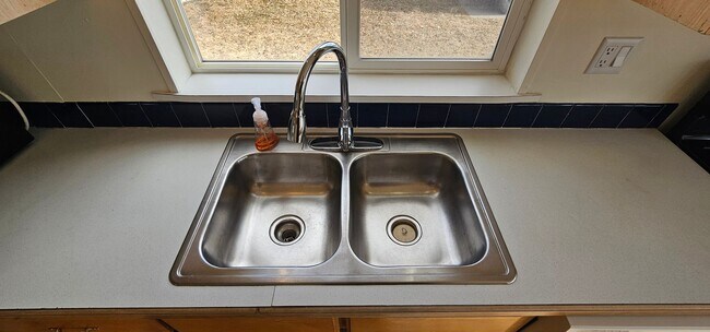 Building Photo - Fully Renovated 3Bd/2Ba Home in River Rock Fenced Yard Pet Friendly