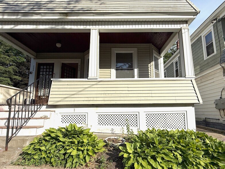 Building Photo - 250 Elm St
