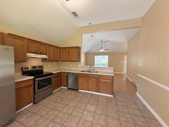 Building Photo - "Charming 3-Bedroom Lakeland Home with Cozy Fireplace & Gleaming Hardwood Floors!"
