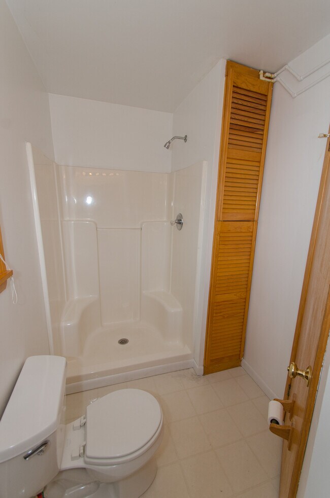 Building Photo - 3 bedroom, 2 bath home located in Green Ac...