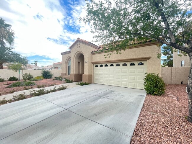 Building Photo - Gorgeous 2-story home in the Green Valley ...