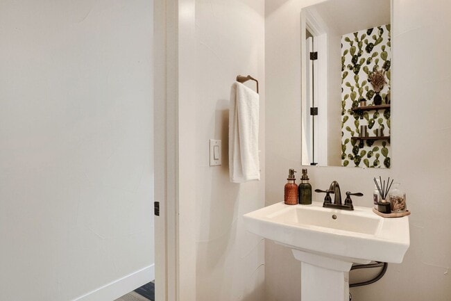 Building Photo - Bright & Inviting Home | Access to All