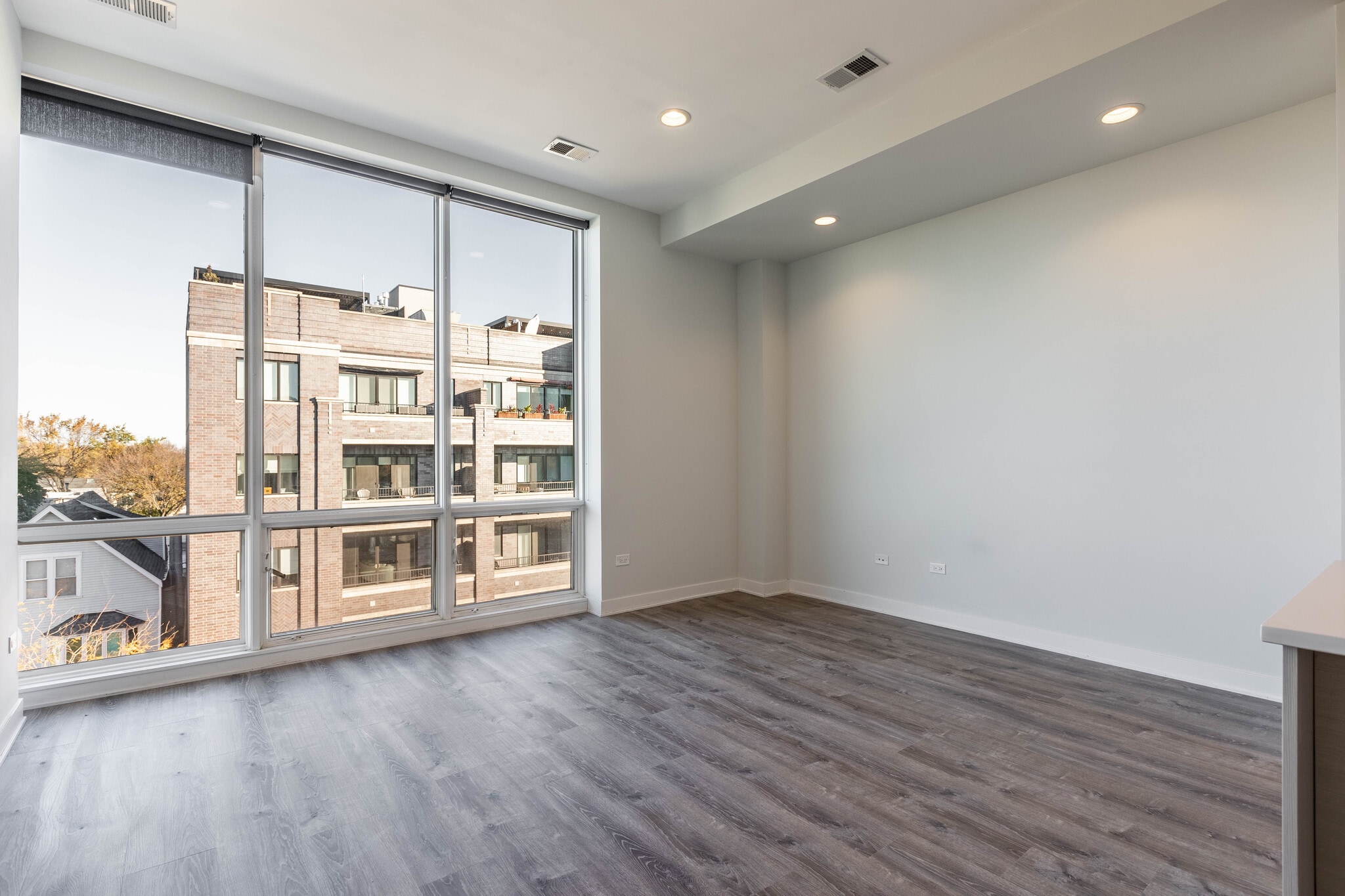 Building Photo - 2250 W Lawrence Ave