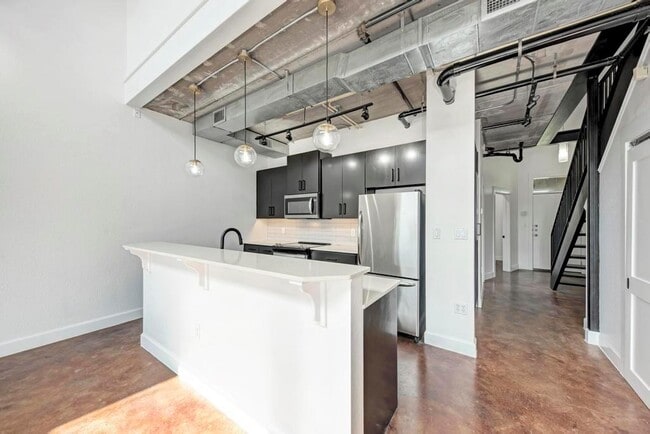 Building Photo - 807 E 14th St