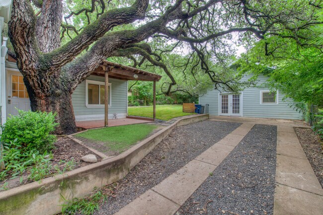 Building Photo - AVAILABLE AUGUST: Gorgeous, Remodeled 4 bed / 3 bath Hyde Park Area Home