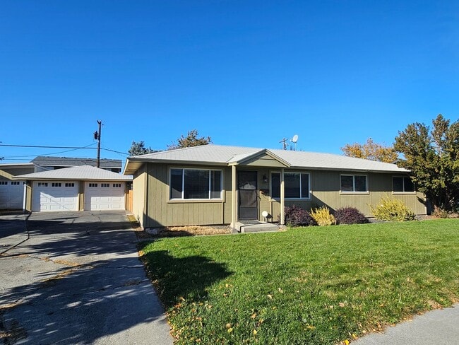 Building Photo - 3 Bedroom home in desirable neighborhood!