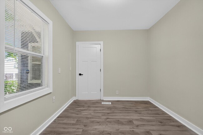 Building Photo - 320 W 39th St