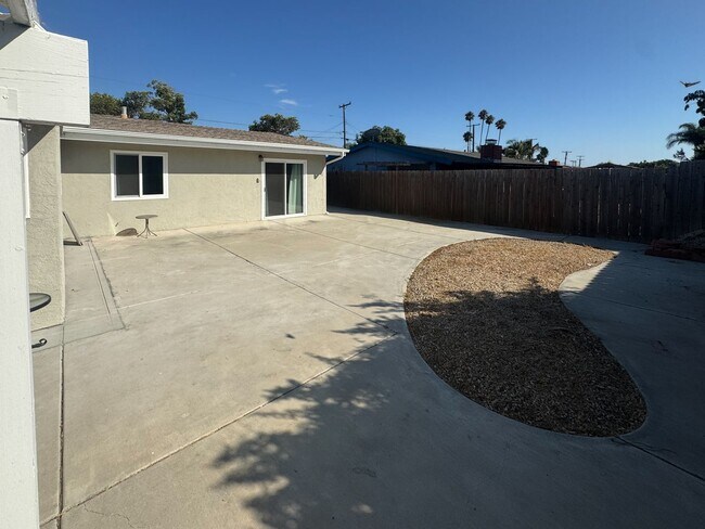 Building Photo - Spacious 3 Bedroom, 2 Bath Home with Large...