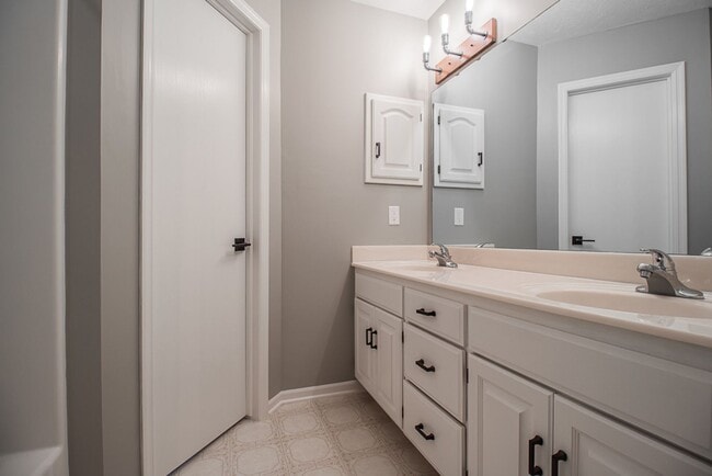 Building Photo - Stunning 4 Bedroom / 2.5 Bathroom Home | P...