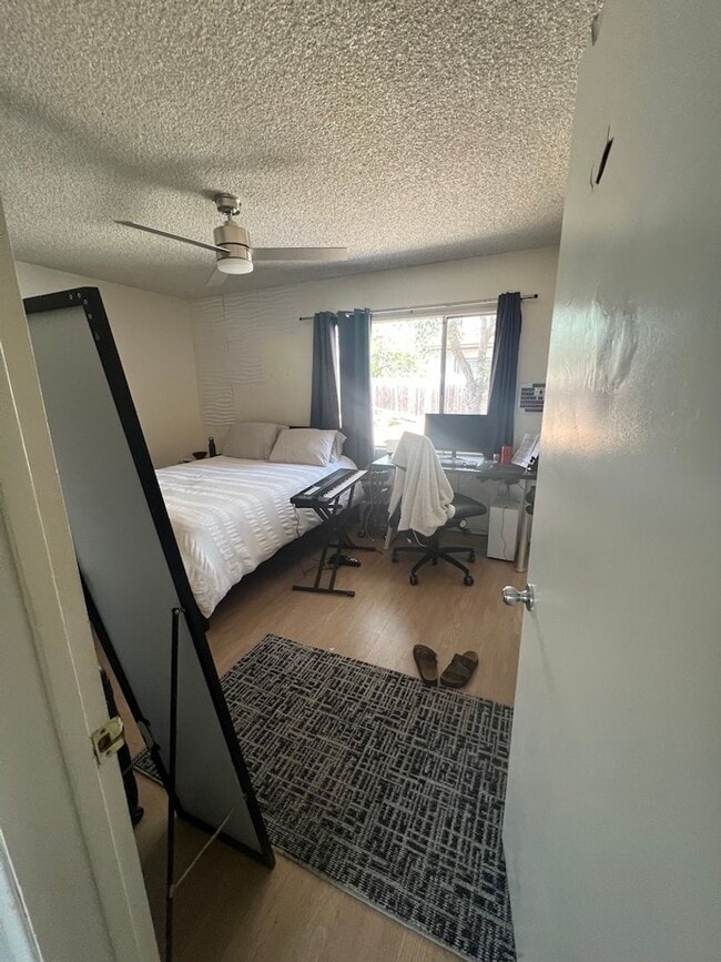 Building Photo - 10 bedrooms 7 bathrooms- 5 master bedrooms total!