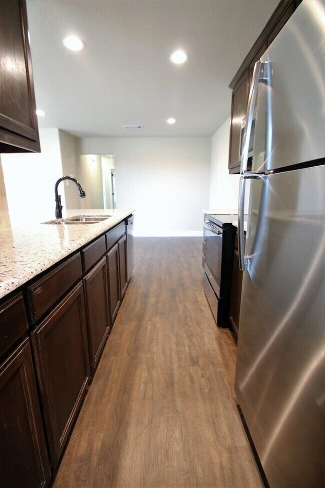 Building Photo - No Water Bill. No Lawn Care. Just Move In. | 3BD/2BA Duplex in Weatherford TX | Ready Now — Act F...