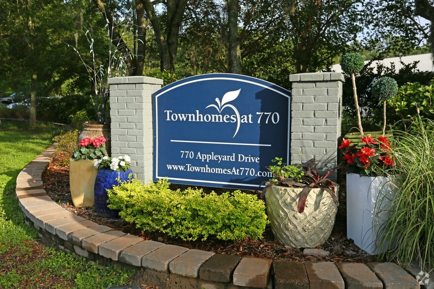 Building Photo - Townhomes at 770