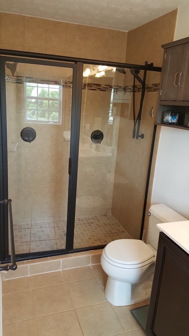 Building Photo - Robinson - LARGE 3 Bedroom End Unit House - Minutes from 376 W Robinson