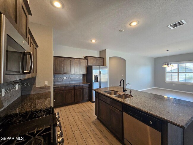 Building Photo - 7565 Wolf Creek Dr