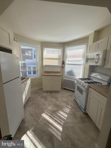 Building Photo - 0-500 E Johnson St