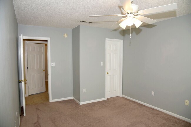 Building Photo - Charming 3 bedroom 2 bath home