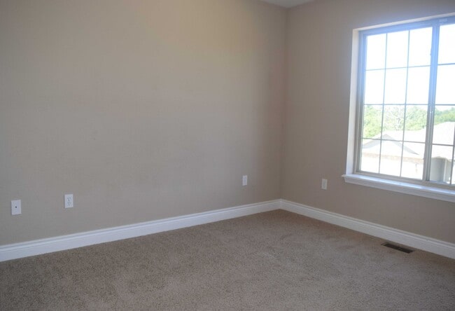 Building Photo - Gorgeous Split Foyer Home!