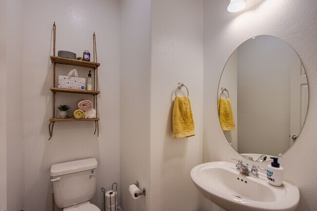 Building Photo - 2 Story Townhouse in Gated Community! Comi...
