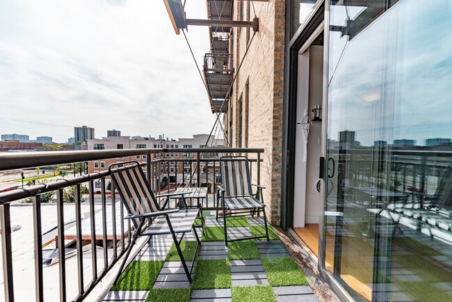 Building Photo - 2545 S Dearborn St