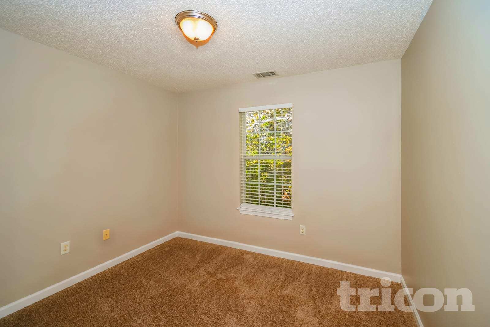 Building Photo - 665 Skyline Dr