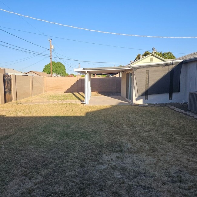 Building Photo - Updated Rental Available Now!