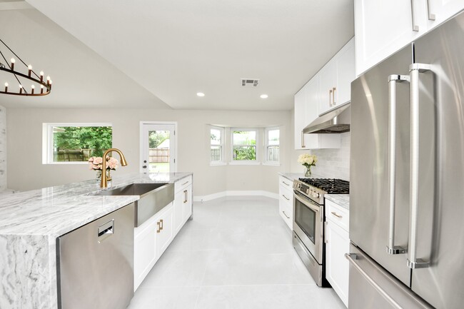 Building Photo - 7403 Shady Arbor Ln