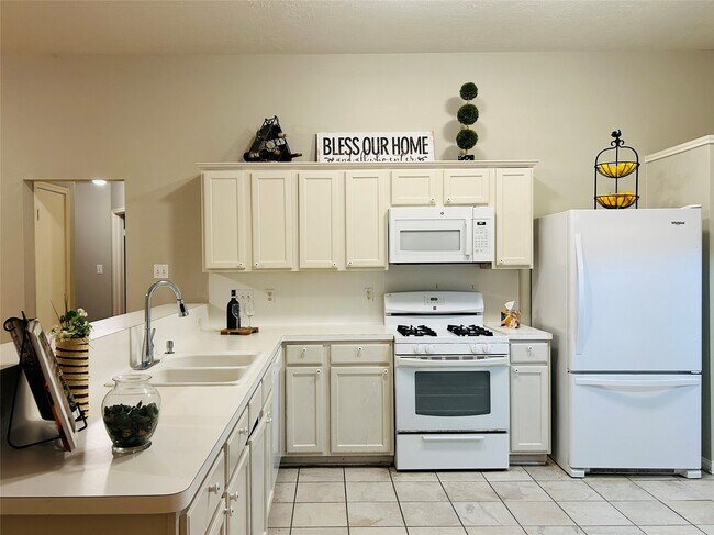Building Photo - 1404 Helmsley Dr