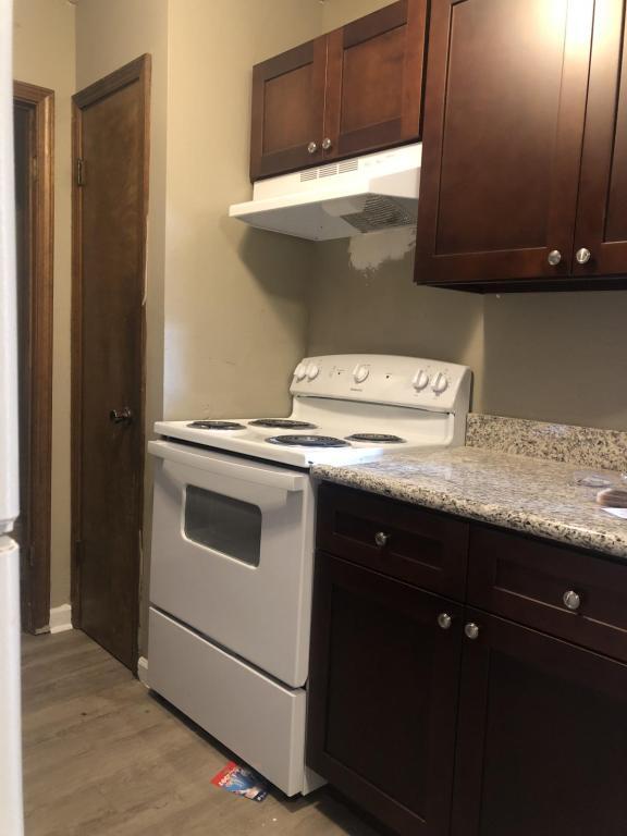 Building Photo - 2025 Sherwood Meadow Dr