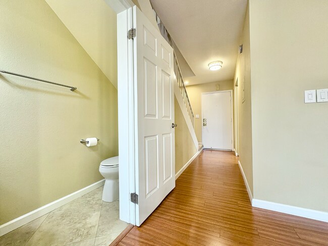 Building Photo - 14542 Burbank Blvd