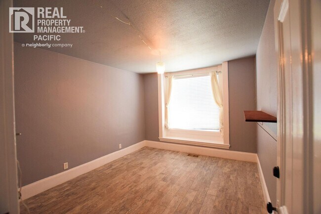 Building Photo - Renovated 5BR Home with Parking & Outdoor ...