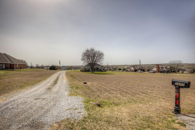 Building Photo - Updated 3 Bedroom Home with a Barn on 2.5 Acres!