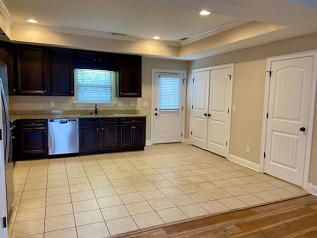 Building Photo - BEAUTIFUL TOWNHOME