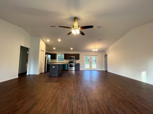 Building Photo - 3 bedroom, 2 bath, 2 car garage home on a ...