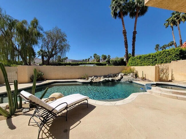 Pebble Tech Salt Water Pool/Spa - 72836 Mesa View Dr