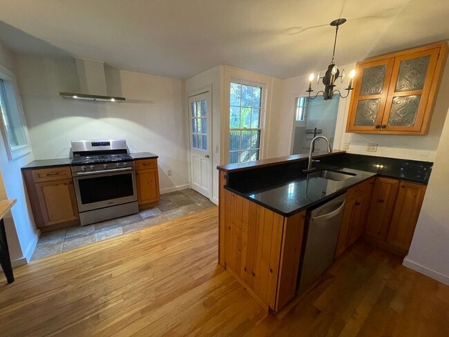 Building Photo - Charming 5-Bedroom 3.5 bath Home for Rent ...