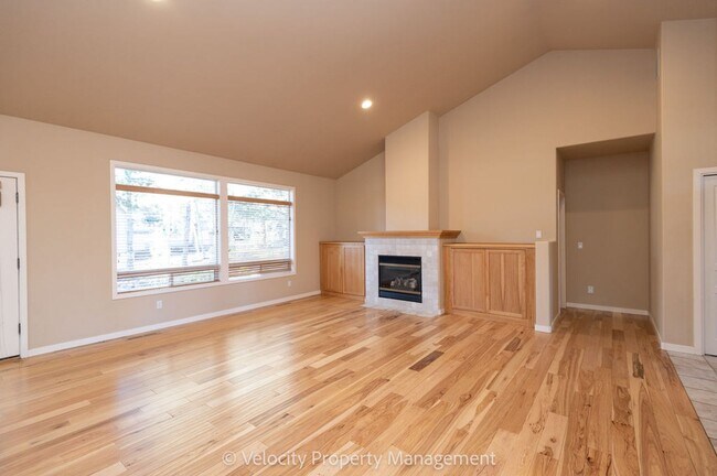 Building Photo - Single Level Home Near Rivers Edge Golf Course!