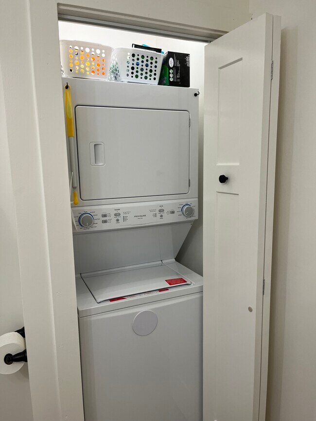 Building Photo - Furnished Columbus