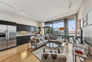 Building Photo - 860 W Blackhawk St