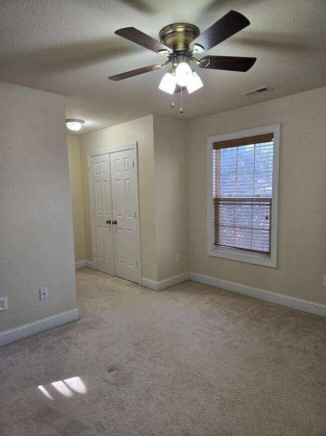 Building Photo - Lovely 3 Bedroom house near Town Center