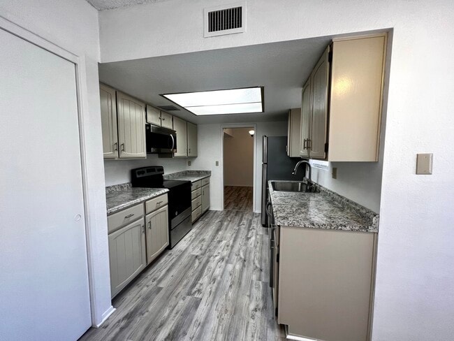 Building Photo - 2024 S Birdie Cir