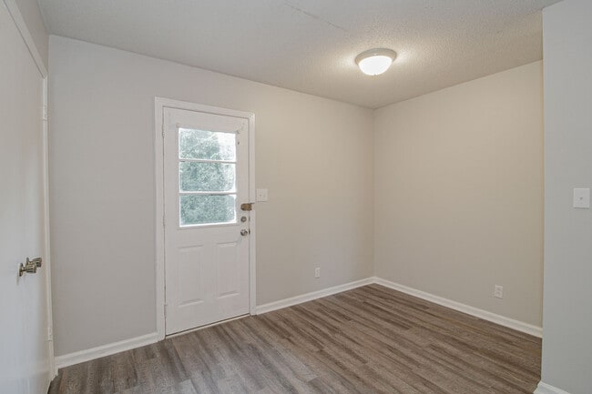 Building Photo - 809-B Golfview Pl