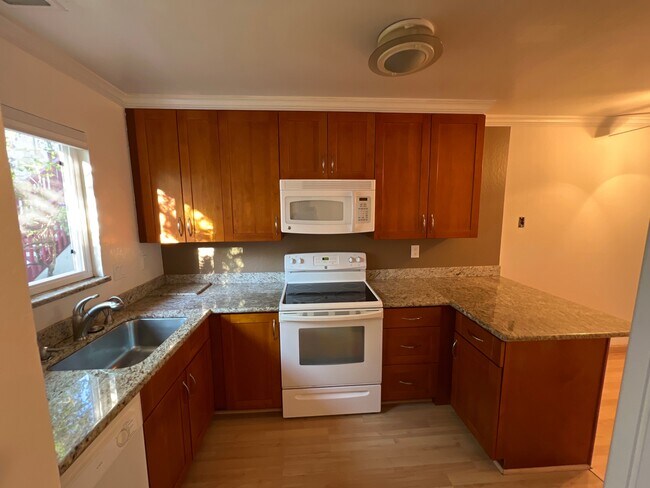 Building Photo - 447 Oak Ave