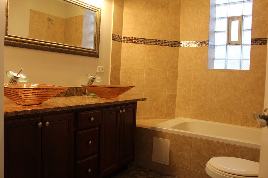 completely new en suite master bath - 4541 s prairie ave