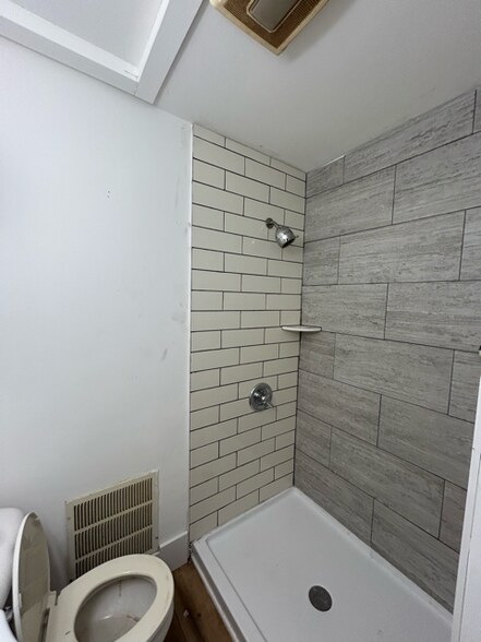 Building Photo - 339 Monroe St