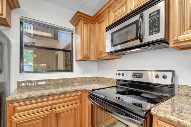 Building Photo - 1495 Lake Crystal Dr