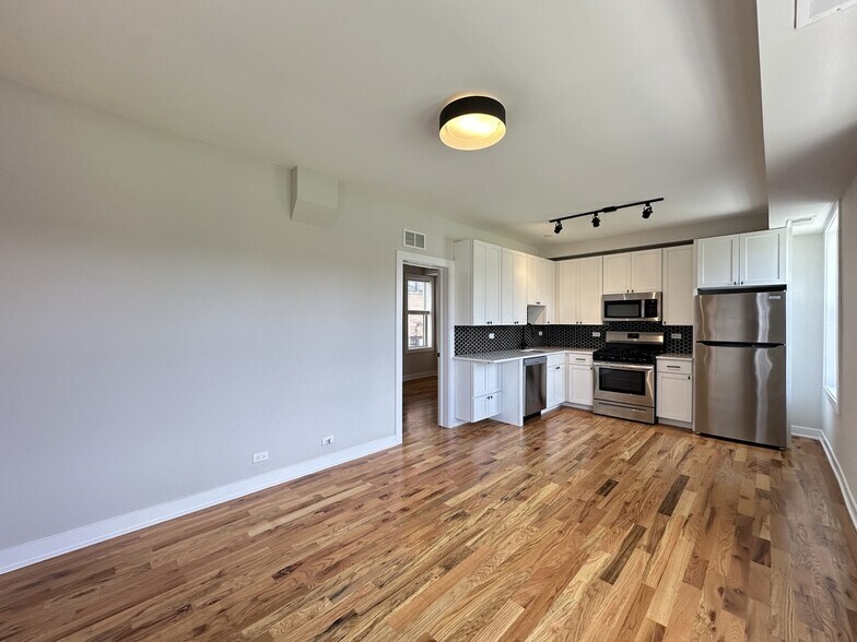 Building Photo - 661 W Wrightwood Ave