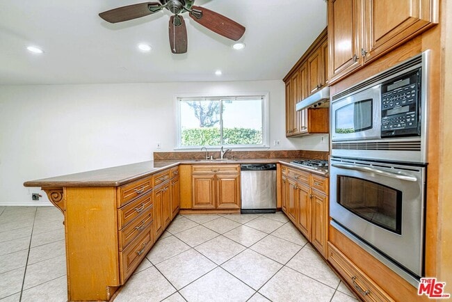 Building Photo - 5353 Don Pio Dr