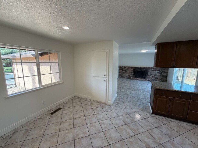 Building Photo - 1089 Honey Ct