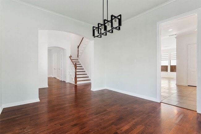 Building Photo - 2000 Le Mans Dr